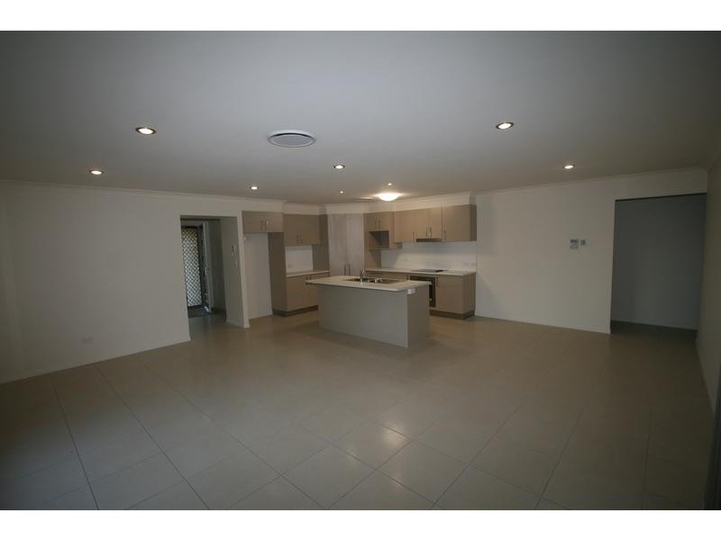 15 Dily Street, Hillcrest QLD 4118