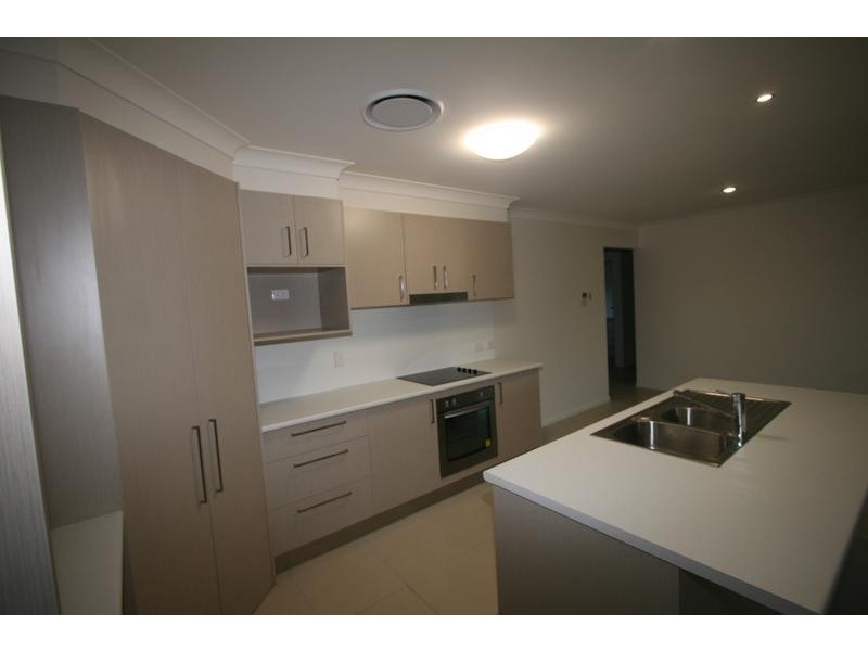 15 Dily Street, Hillcrest QLD 4118