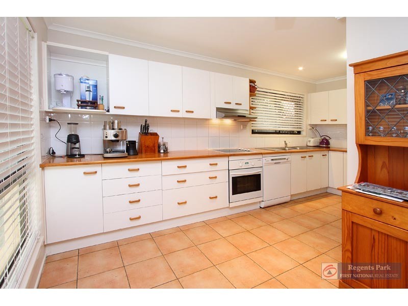 34 Whitcomb Street, Hillcrest QLD 4118