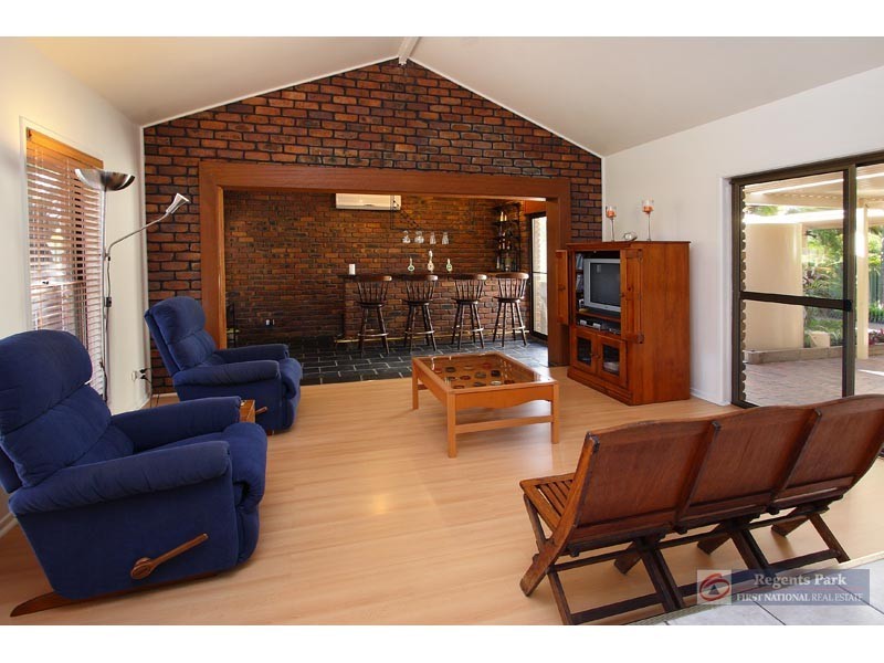 14 Peverell Street, Hillcrest QLD 4118