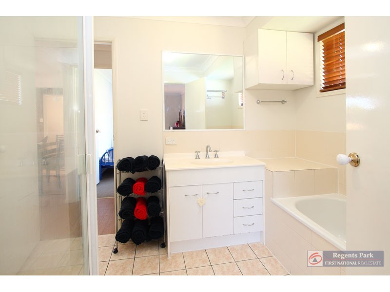 1 Solandra Circuit, Regents Park QLD 4118