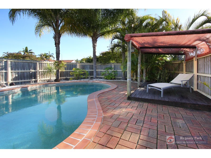 64 Federation Drive, Hillcrest QLD 4118