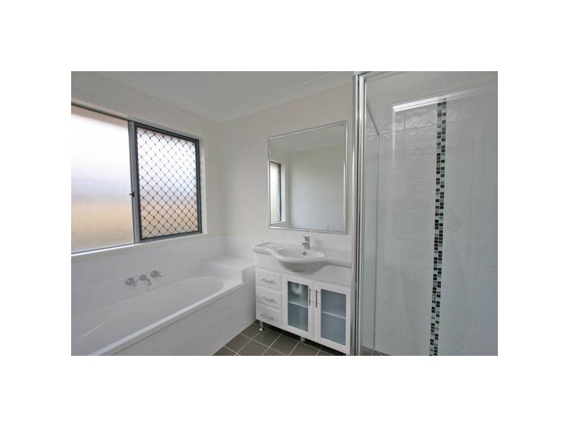 25 Hill End Ave, Hillcrest QLD 4118