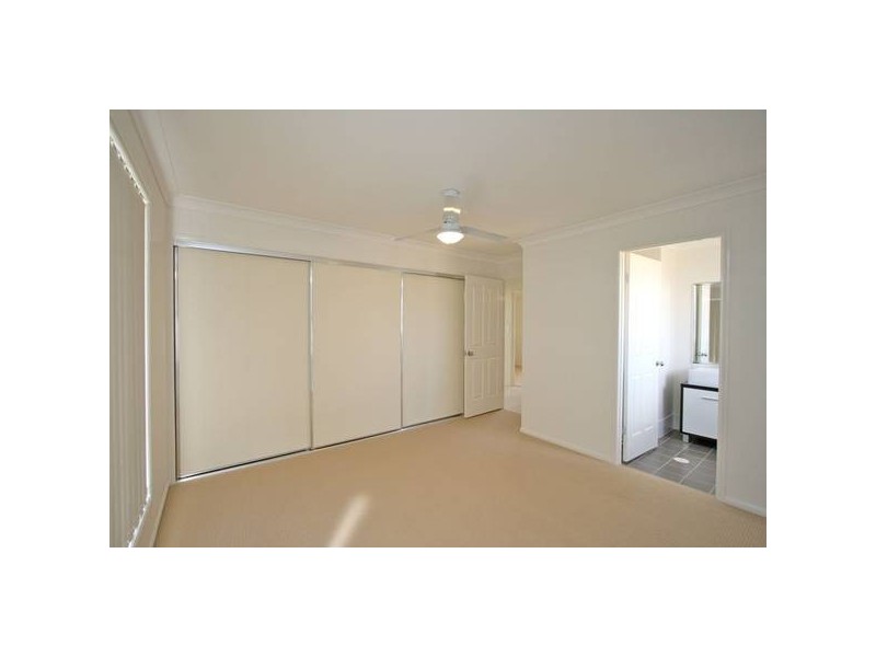 25 Hill End Ave, Hillcrest QLD 4118
