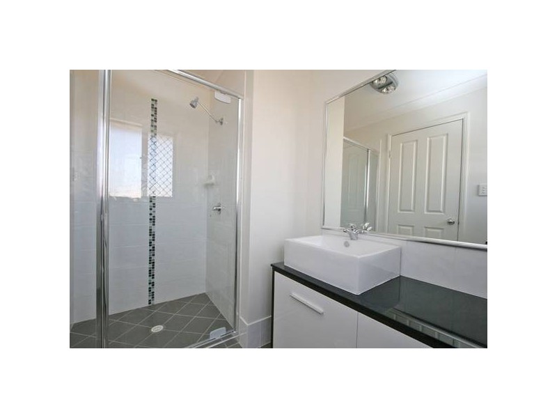 25 Hill End Ave, Hillcrest QLD 4118