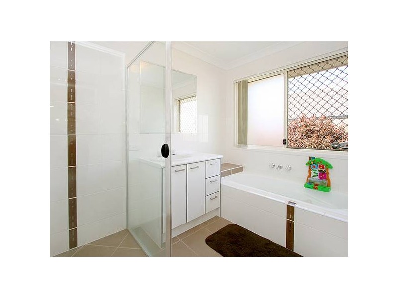 22 Sunrise Crescent, Regents Park QLD 4118