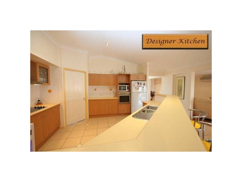 2 Cornell Cl, Regents Park QLD 4118