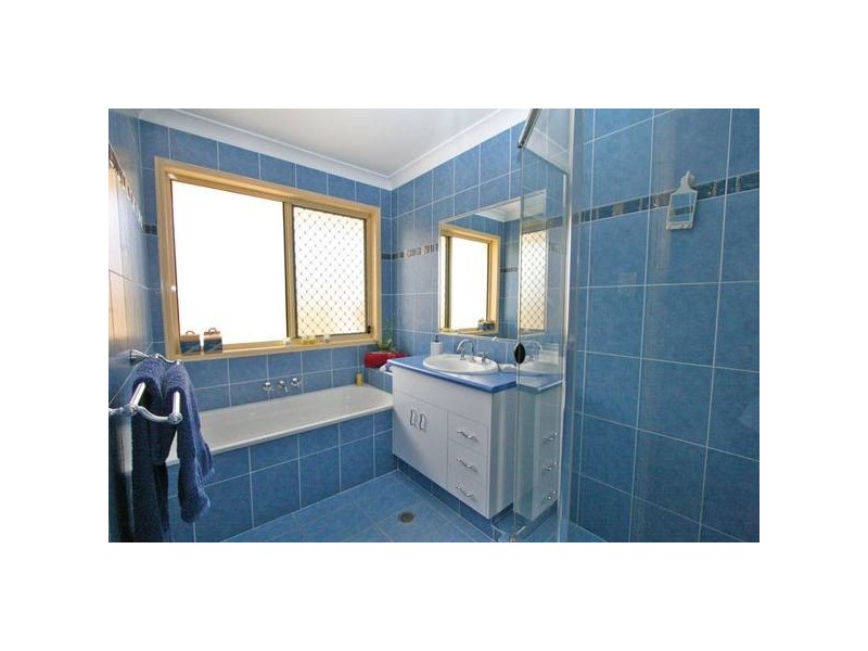 2 Cornell Cl, Regents Park QLD 4118