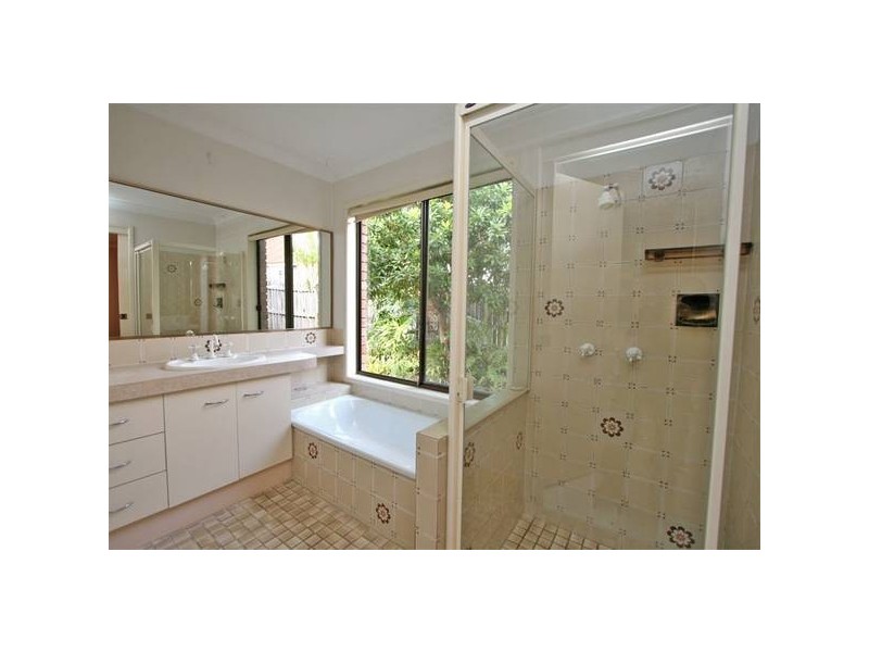 4 Bottlebrush Drive, Regents Park QLD 4118