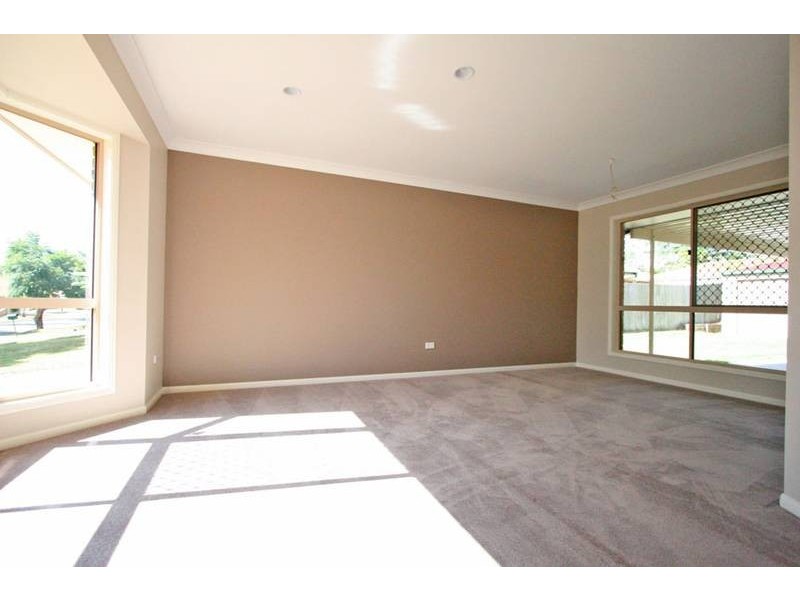 15 NOOSA COURT, Hillcrest QLD 4118