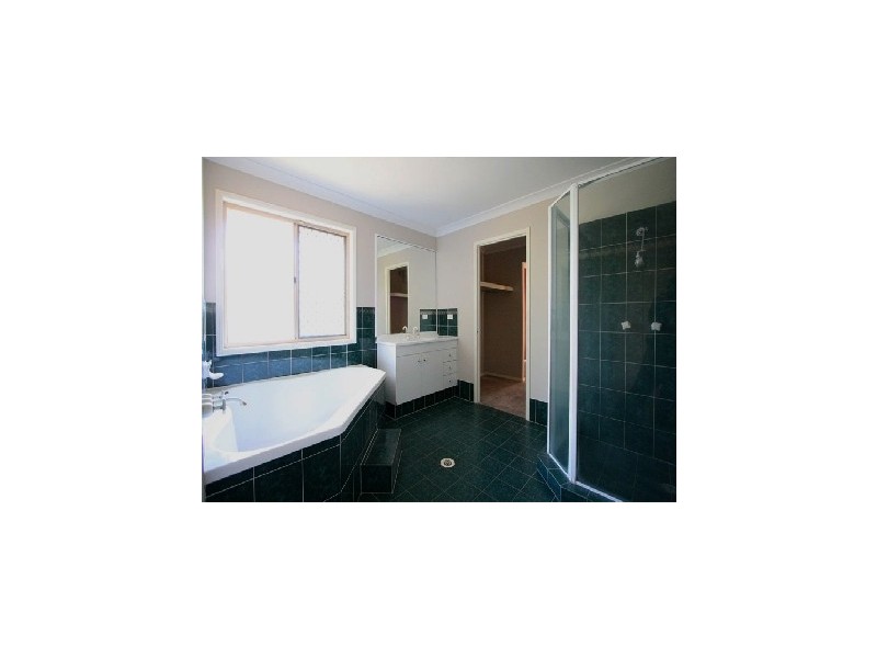 15 NOOSA COURT, Hillcrest QLD 4118