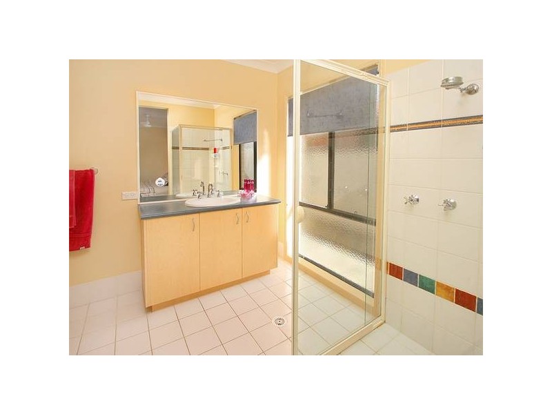 13 Cornell Close, Regents Park QLD 4118