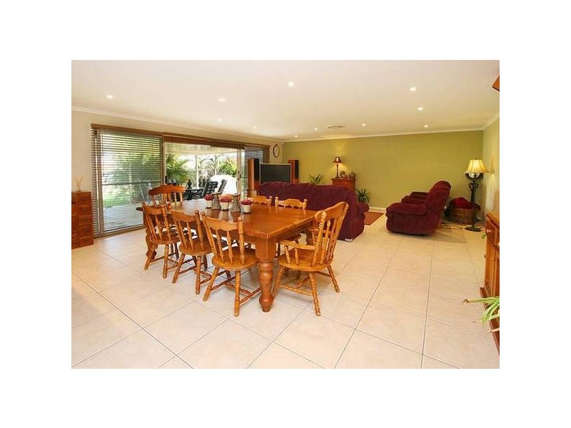 33 Newburn Street, Hillcrest QLD 4118