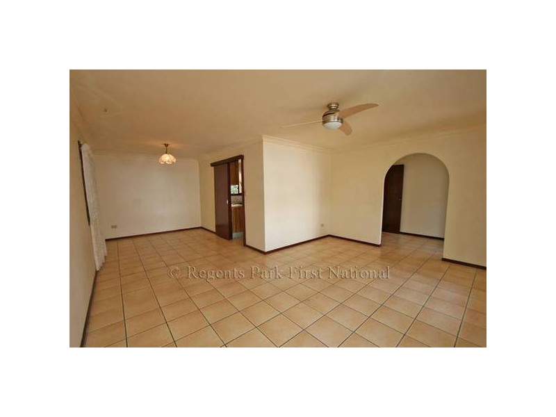 5 WISTERIA DRIVE, Regents Park QLD 4118