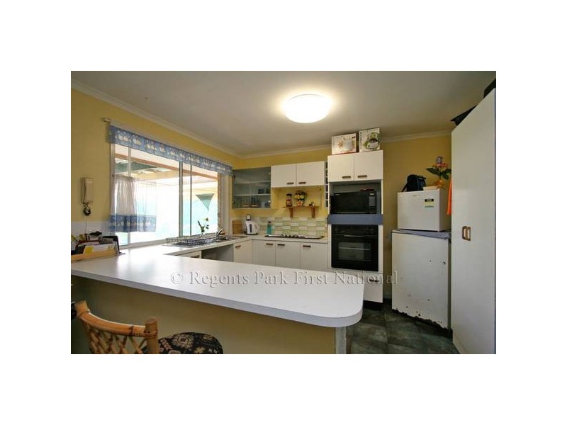 28 Cocas St, Regents Park QLD 4118