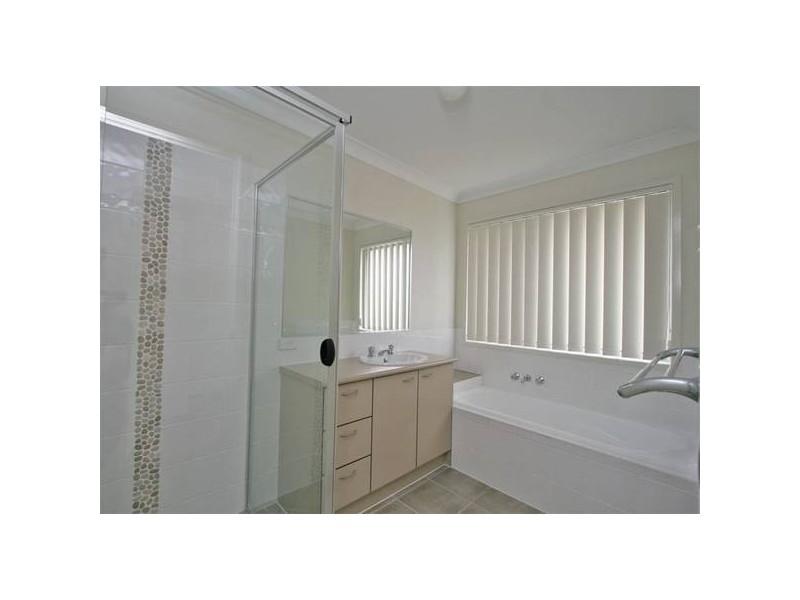 24 PAUL DRIVE, Regents Park QLD 4118