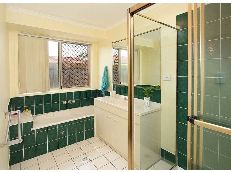13 Barcoo Ct, Hillcrest QLD 4118