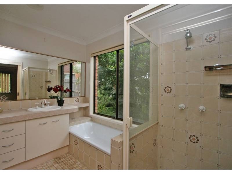 4 Bottlebrush Drive, Regents Park QLD 4118