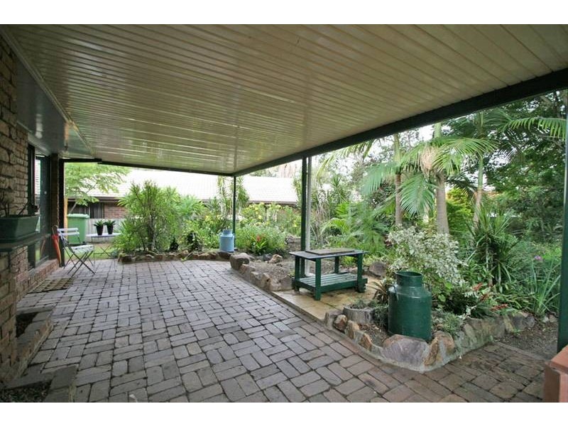 4 Bottlebrush Drive, Regents Park QLD 4118