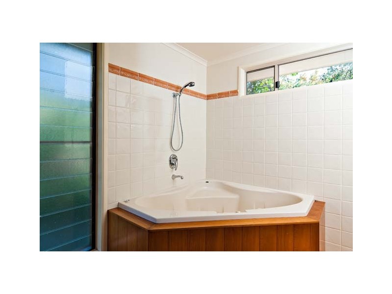 11 Hakea Crescent, Suffolk Park NSW 2481