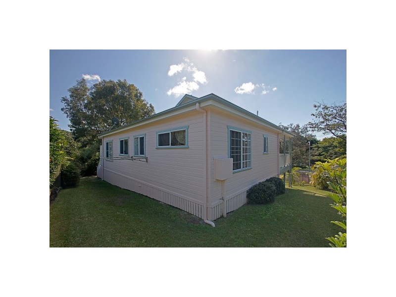 2 Bottlebrush Crescent, Suffolk Park NSW 2481