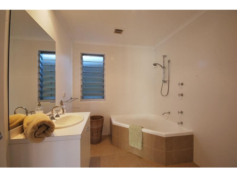 11 Hoop Pine Lane, Suffolk Park NSW 2481