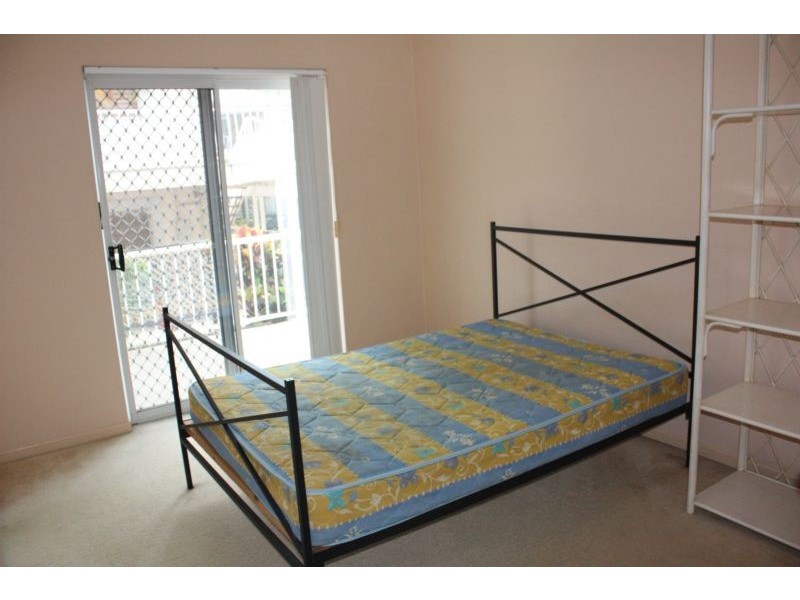 25 Darrambal Street, Chevron Island QLD 4217