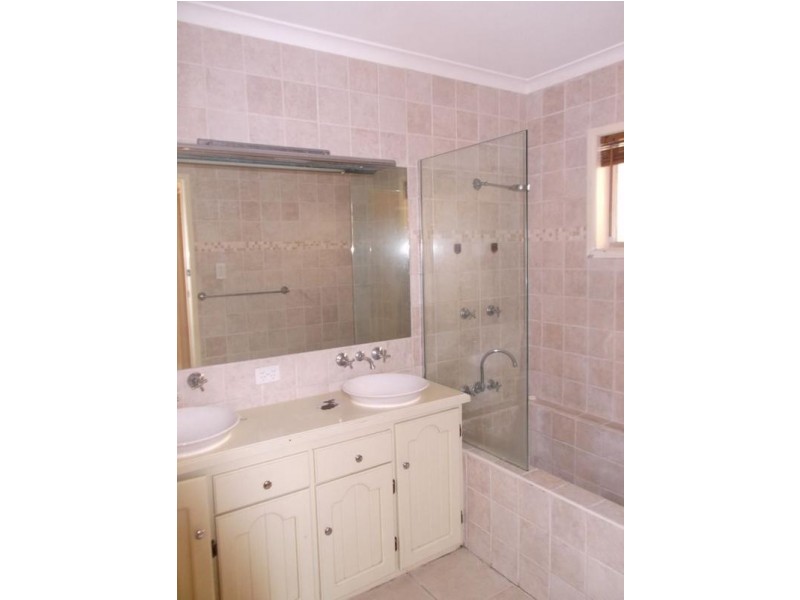 86 Kindra Avenue, Southport QLD 4215