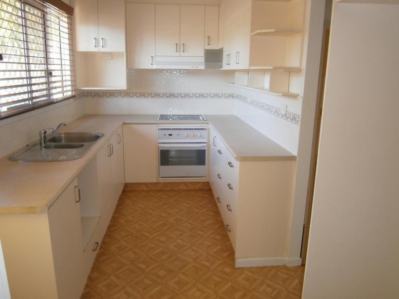 42 Ridgeway Avenue, Southport QLD 4215
