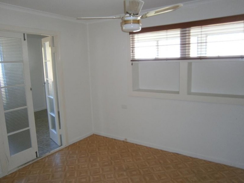 42 Ridgeway Avenue, Southport QLD 4215