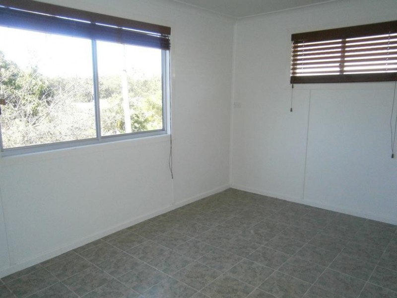 42 Ridgeway Avenue, Southport QLD 4215