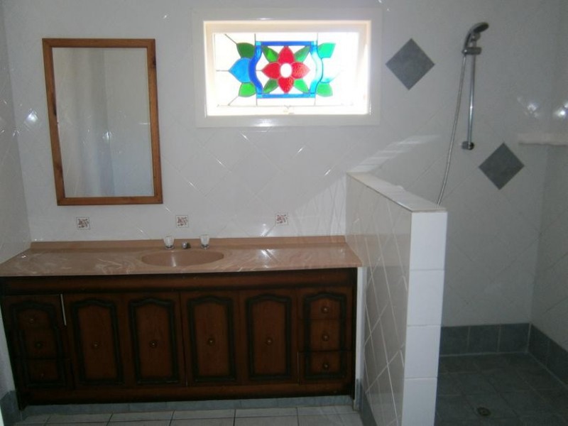 42 Ridgeway Avenue, Southport QLD 4215