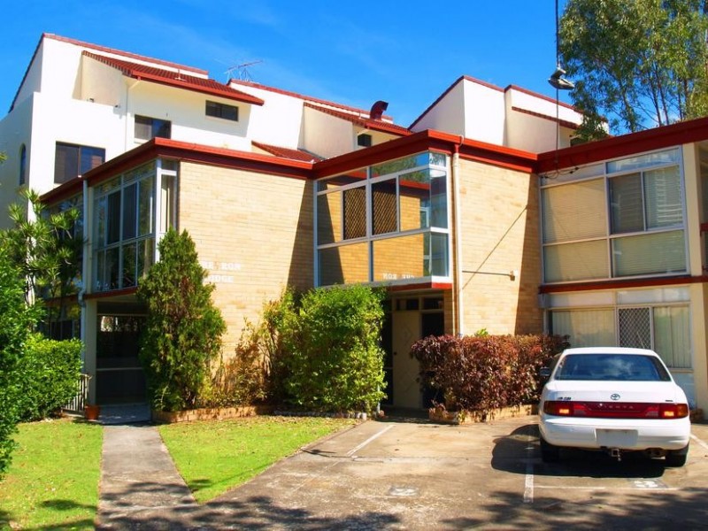 8 Darrambal Street, Chevron Island QLD 4217