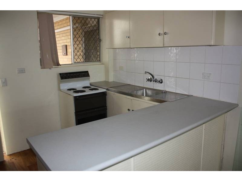 8 Darrambal Street, Chevron Island QLD 4217