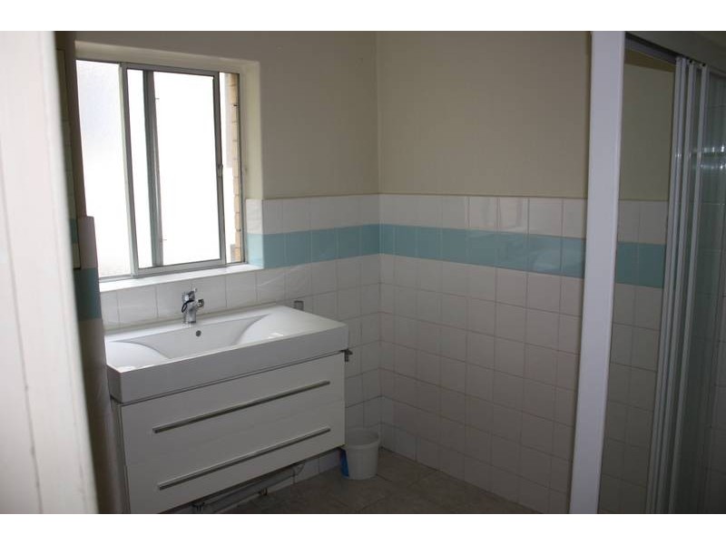 8 Darrambal Street, Chevron Island QLD 4217