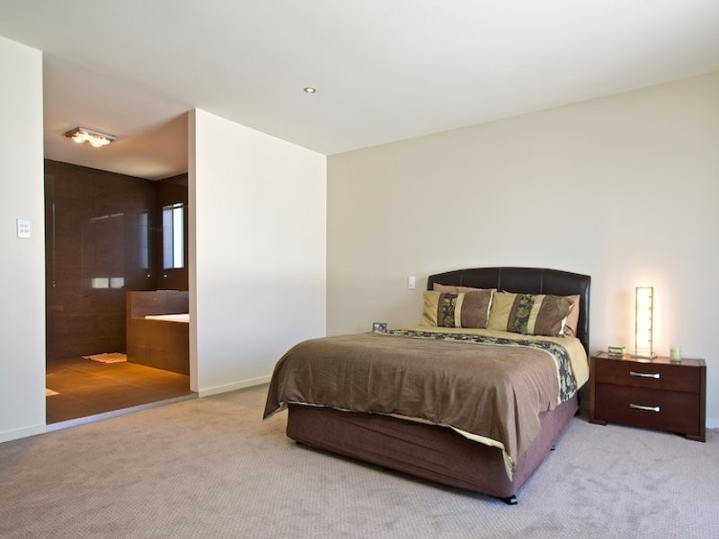 11 Yacht Street, Southport QLD 4215