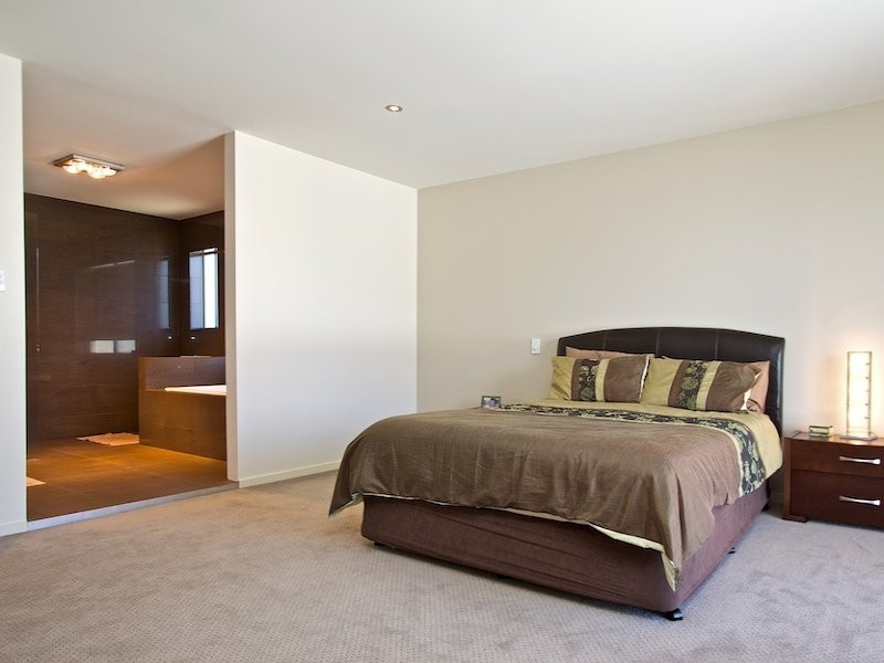 11 Yacht Street, Southport QLD 4215