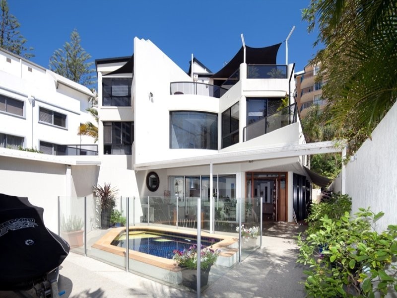 2 /8 First Avenue, Broadbeach QLD 4218