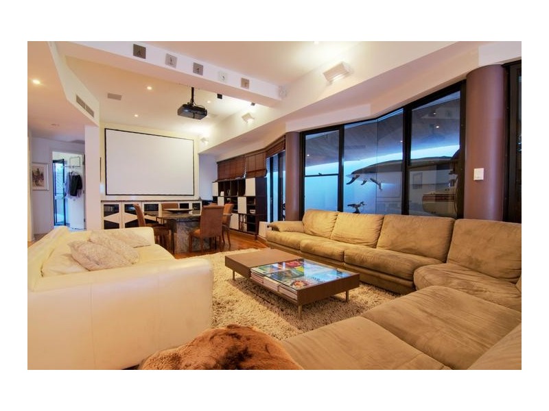 2 /8 First Avenue, Broadbeach QLD 4218