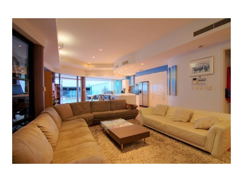 2 /8 First Avenue, Broadbeach QLD 4218