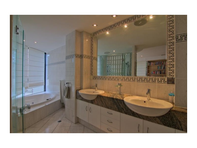 2 /8 First Avenue, Broadbeach QLD 4218