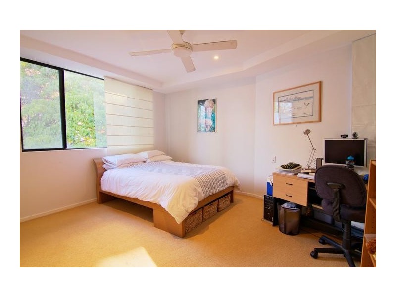 2 /8 First Avenue, Broadbeach QLD 4218