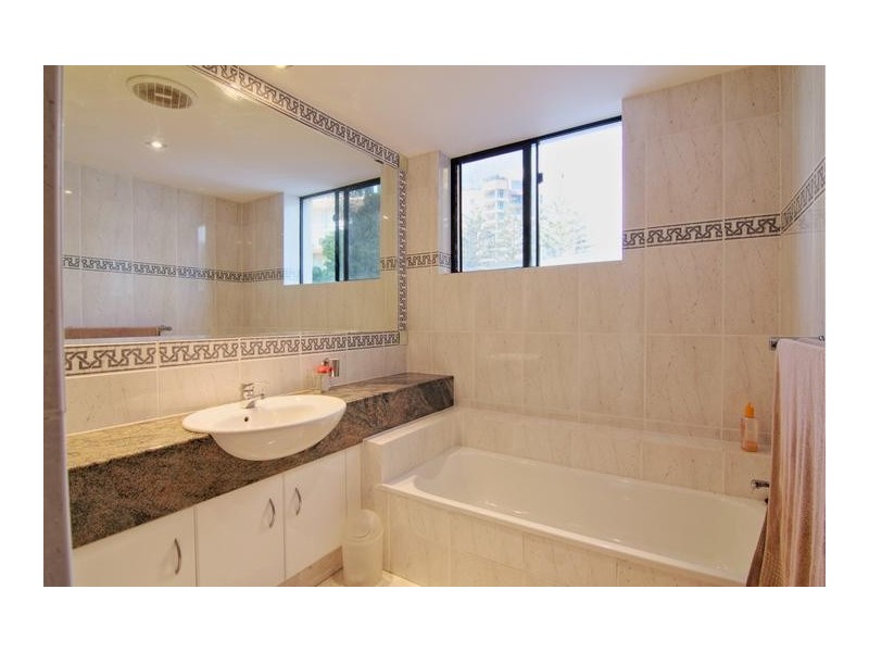 2 /8 First Avenue, Broadbeach QLD 4218