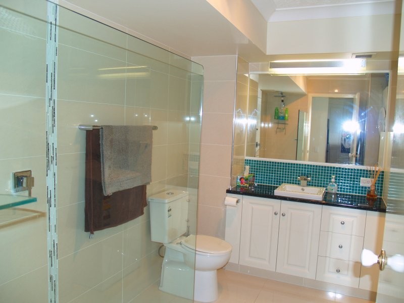 30 Dalpura St, Chevron Island QLD 4217