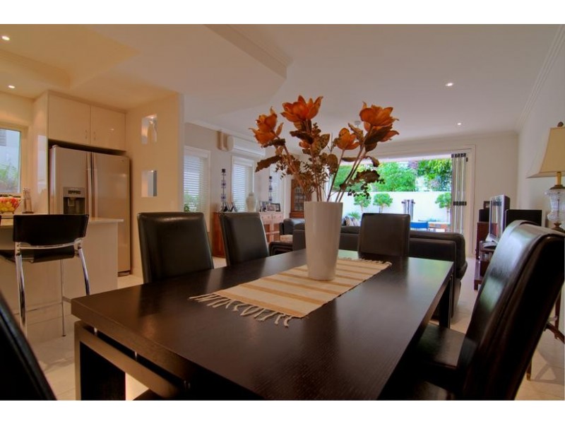 1 /52 Burra Street, Chevron Island QLD 4217