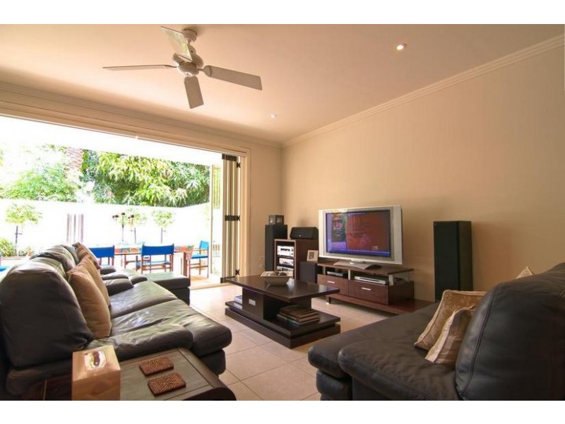 1 /52 Burra Street, Chevron Island QLD 4217