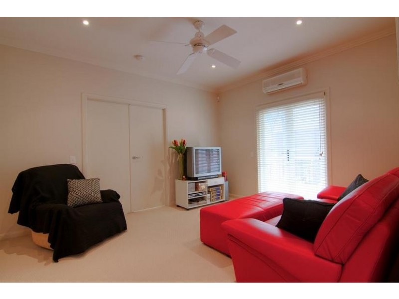 1 /52 Burra Street, Chevron Island QLD 4217