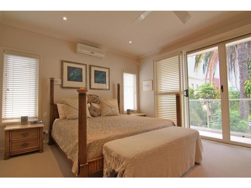1 /52 Burra Street, Chevron Island QLD 4217