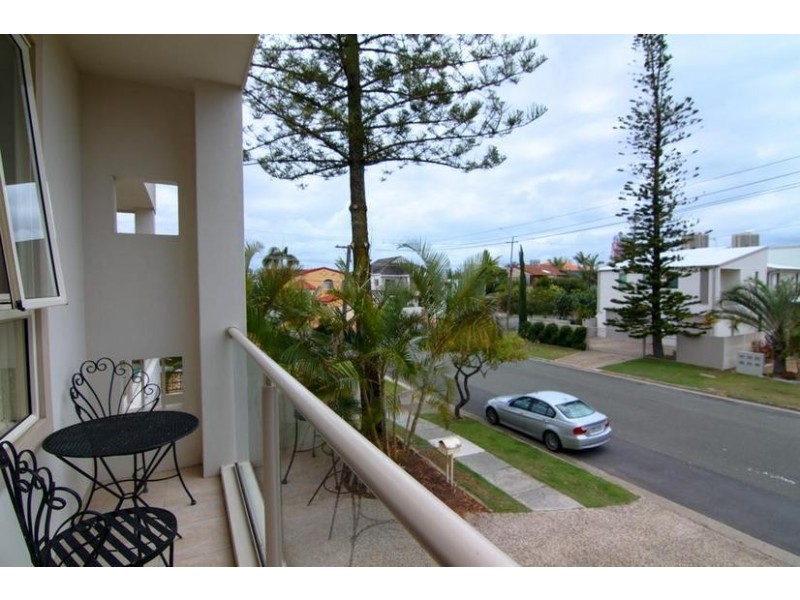 1 /52 Burra Street, Chevron Island QLD 4217