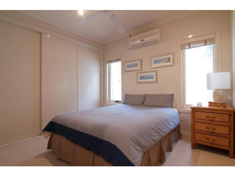 1 /52 Burra Street, Chevron Island QLD 4217